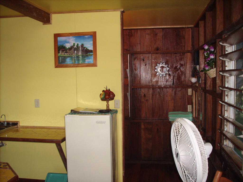 Green Parrot Beach Houses And Resort Placencia Exterior photo