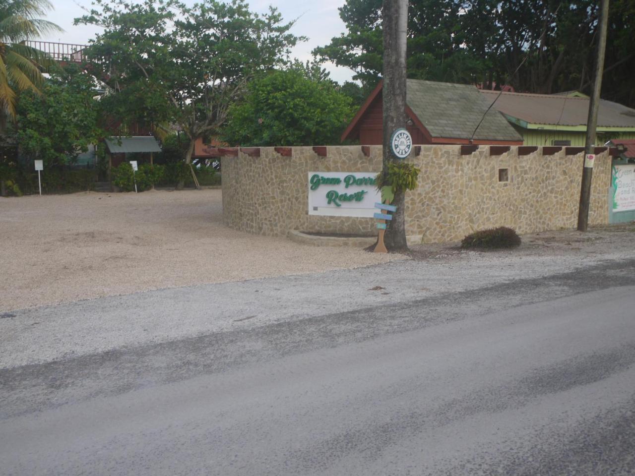Green Parrot Beach Houses And Resort Placencia Exterior photo